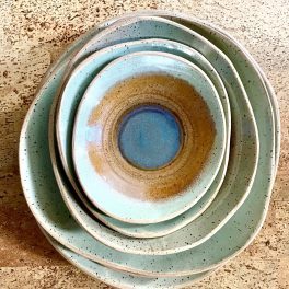 Ceramic dinnerware. Plates.